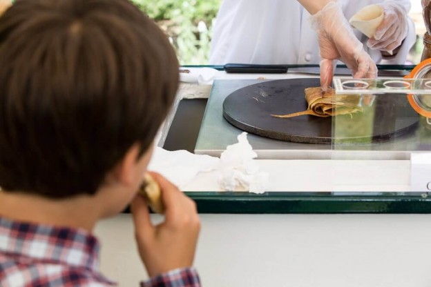 Voitures à gourmandises avec crêpière intégrée par Aktuel, idéale pour la chandeleur